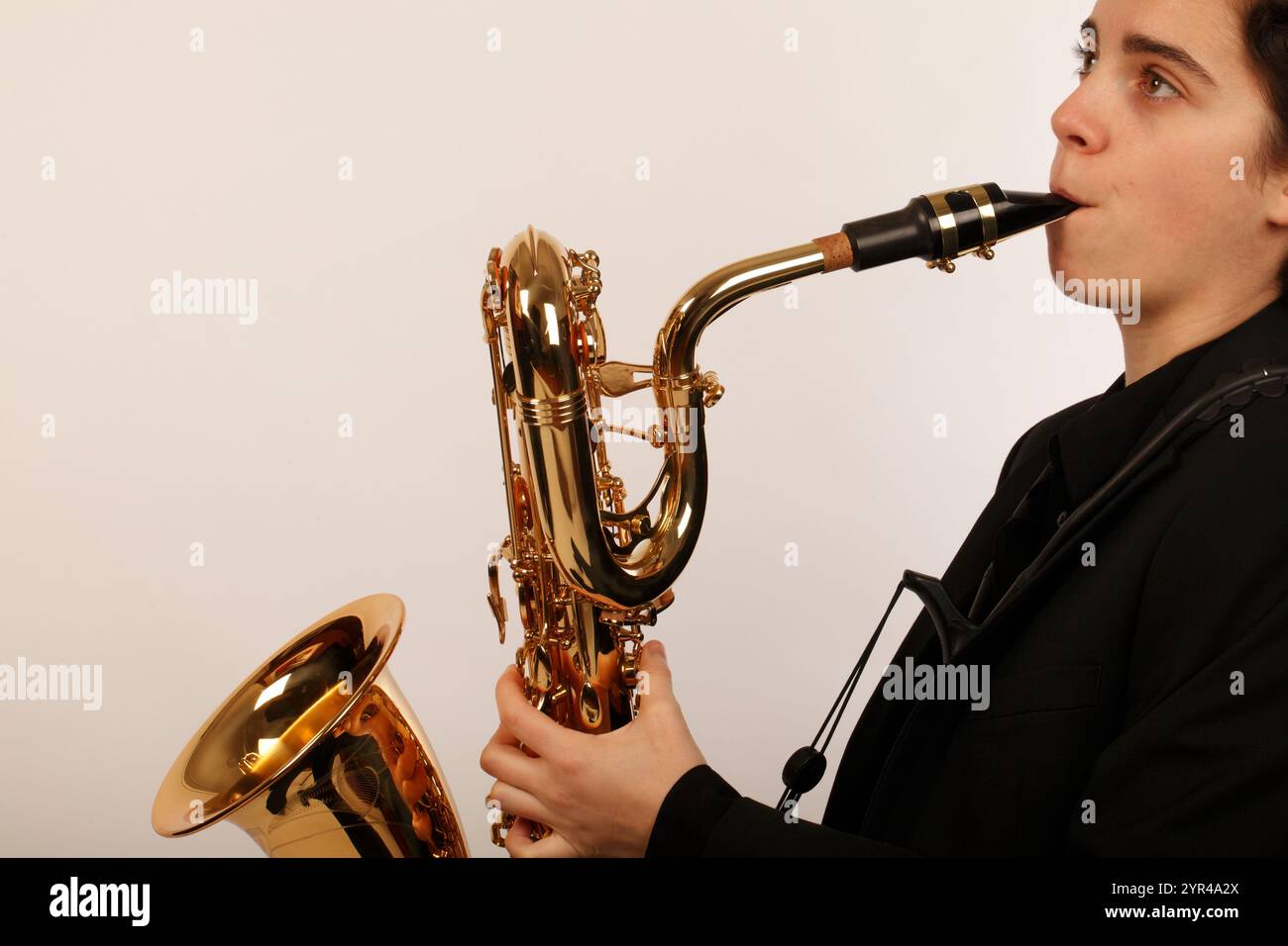 Musiker, der ein Baritonsaxophon hält oder spielt. Stockfoto Musiker, der ein Baritonsaxophon hält oder spielt. Stockfoto