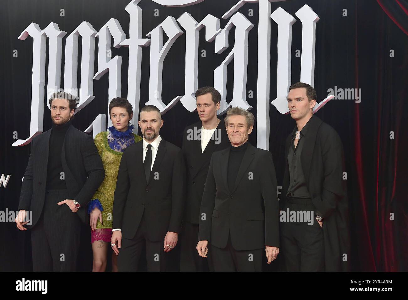Weltpremiere NOSFERTATU in Berlin FilmCast mit, Bill Skargard, Nicolas Hoult, Aaron Taylor-Johnson, Emma Corrin, William Dafoe, Robert Eggers,Regisseur Ankunft schwarzer Teppich zur Weltpremiere von NOSFERATU DER UNTOTE in Berlin, am 02.12.2024 *** Weltpremiere NOSFERTATU in Berlin FilmCast mit Bill Skargard, Nicolas Hoult, Aaron Taylor Johnson, Emma Corrin, William Dafoe, Robert Eggers, Regisseur Arrival Black Carpet für die Uraufführung von NOSFERATU THE UNTOTE in Berlin, am 02 12 2024 Photopress Mueller Stockfoto