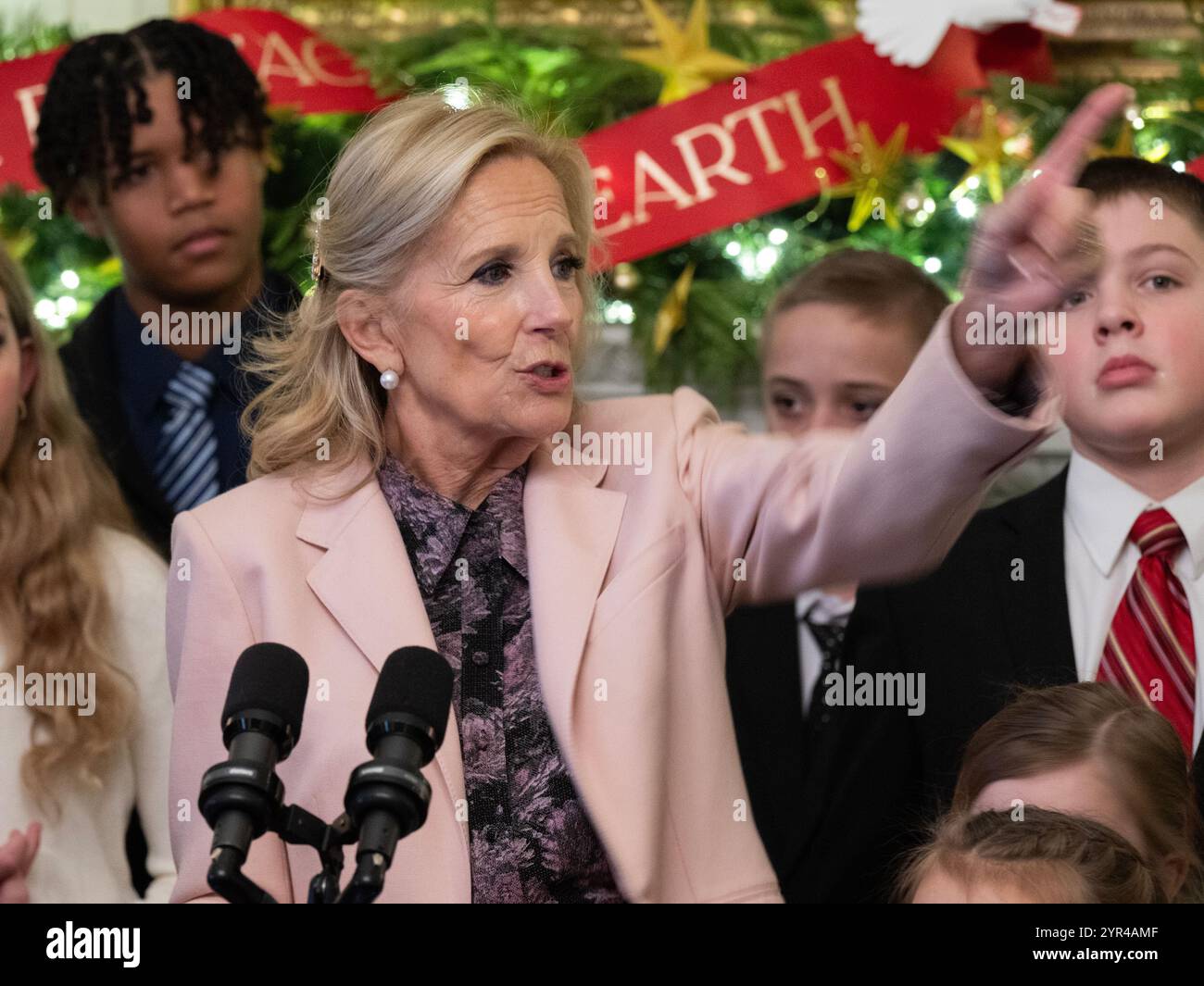 Washington DC, USA. Dezember 2024. First Lady Dr. Jill Biden überbringt Bemerkungen an die Nationalgarde-Familien aus dem ganzen Land, die als erste öffentliche Mitglieder die Weihnachtsdekoration des Weißen Hauses 2024 im Rahmen ihrer Initiative „Jointing Forces“ sehen, nachdem die Pressemitteilung der Ornamente am Montag, den 2. Dezember 2024, im State Dining Room des Weißen Hauses in Washington, DC, in der Presse vorgeführt wurde. Das diesjährige Weihnachtsthema lautet „Eine Saison des Friedens und des Lichts“. Dr. Biden antwortete: „Natürlich unterstütze ich die Begnadigung meines Sohnes“, als er gefragt wurde, ob er Hunter Bidens Begnadigung kommentierte. Quelle: UPI/Alamy Live Stockfoto