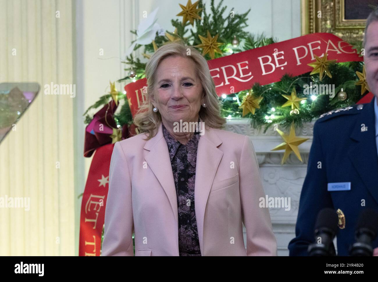 Washington DC, USA. Dezember 2024. First Lady Dr. Jill Biden überbringt Bemerkungen an die Nationalgarde-Familien aus dem ganzen Land, die als erste öffentliche Mitglieder die Weihnachtsdekoration des Weißen Hauses 2024 im Rahmen ihrer Initiative „Jointing Forces“ sehen, nachdem die Pressemitteilung der Ornamente am Montag, den 2. Dezember 2024, im State Dining Room des Weißen Hauses in Washington, DC, in der Presse vorgeführt wurde. Das diesjährige Weihnachtsthema lautet „Eine Saison des Friedens und des Lichts“. Dr. Biden antwortete: „Natürlich unterstütze ich die Begnadigung meines Sohnes“, als er gefragt wurde, ob er Hunter Bidens Begnadigung kommentierte. Quelle: UPI/Alamy Live Stockfoto