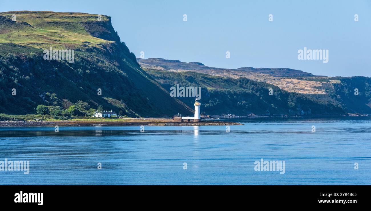 Panoramablick auf den Leuchtturm Rubha nan Gall nördlich von Tobermory auf der Isle of Mull neben dem Sound of Mull in Argyll and Bute, Schottland, Großbritannien Stockfoto