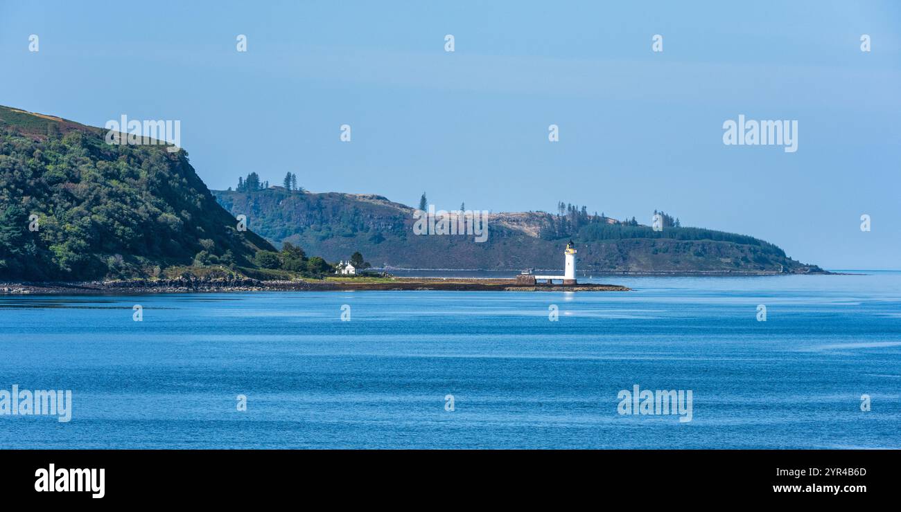 Panoramablick auf den Leuchtturm Rubha nan Gall nördlich von Tobermory auf der Isle of Mull neben dem Sound of Mull in Argyll and Bute, Schottland, Großbritannien Stockfoto