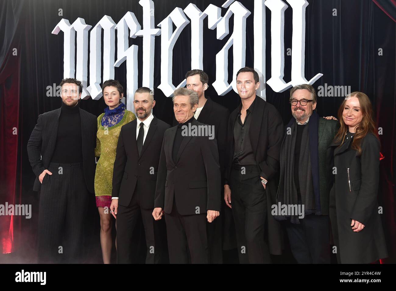 Weltpremiere NOSFERTATU in Berlin FimCast, BillSkargard, Nicholas Hoult, Aaron Taylor-Johnson, Emma Corrin, Willioam Dafoe, Robert Eggers Regisseur, Chris Columbus, Produtzent mit Ehefrau Elenanor Columbus, Produzentin Ankunft schwarzer Teppich zur Weltpremiere von NOSFERATU DER UNTOTE in Berlin, am 02.12.2024 *** Weltpremiere NOSFERTATU in Berlin FimCast, BillSkargard, Nicholas Hoult, Aaron Taylor Johnson, Emma Corrin, Willioam Dafoe, Robert Eggers Director, Chris Columbus, Produtzent mit Ehefrau Elenanor Columbus, Produzent Arrival Black Carpet für die Uraufführung von NOSFERATU DER UNTOTE Stockfoto