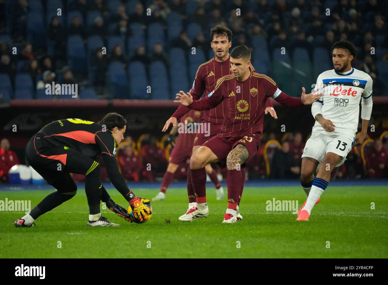 Roma's goalkeeper Mile Svilar, left, saves the ball during the Italian Series A soccer match between Roma and Atalanta, at Rome's Olympic Stadium, Monday, Dec. 2, 2024. (AP Photo/Gregorio Borgia) Stockfoto