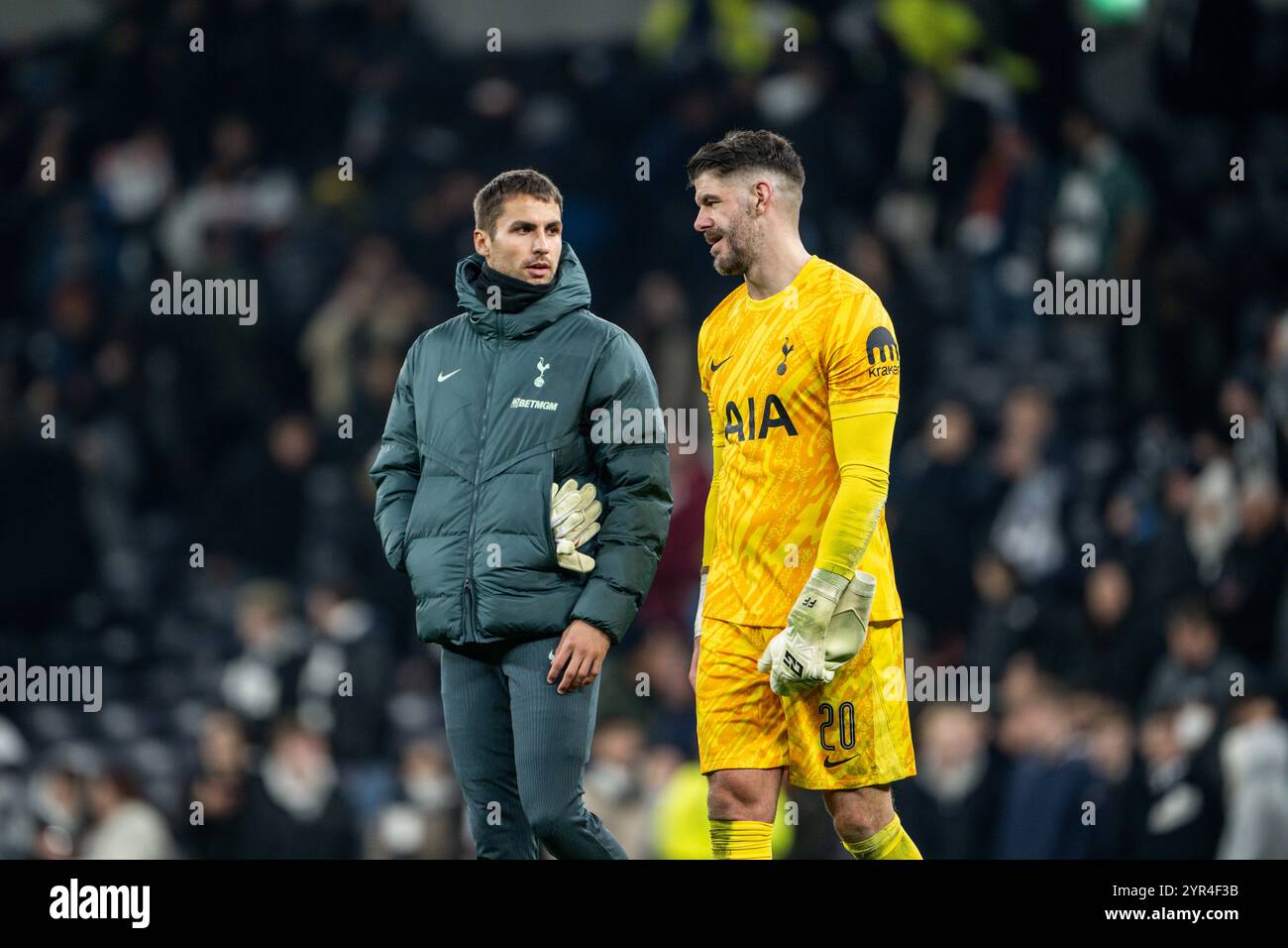 London, England. November 2024. Torhüter Fraser Forster (20) und Alfie Whiteman (L) aus Tottenham Hotspur wurden nach dem Spiel der UEFA Europa League zwischen Tottenham Hotspur und AS Roma im Tottenham Hotspur Stadium in London gesehen. Stockfoto