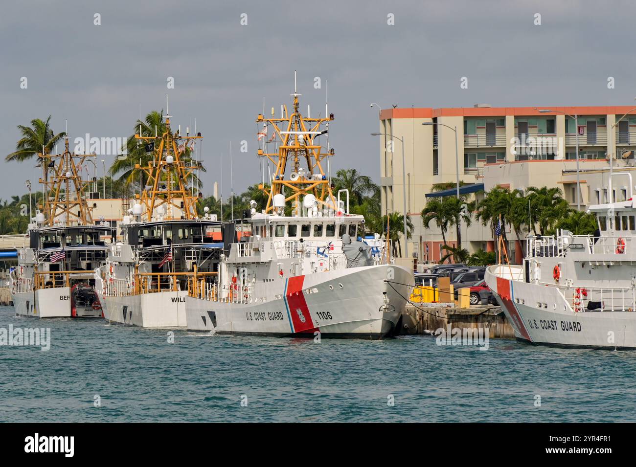 Miami, Florida, USA - 1. Dezember 2023: Patrouillenboote der US-Küstenwache legen an ihrem Stützpunkt in Miami an Stockfoto