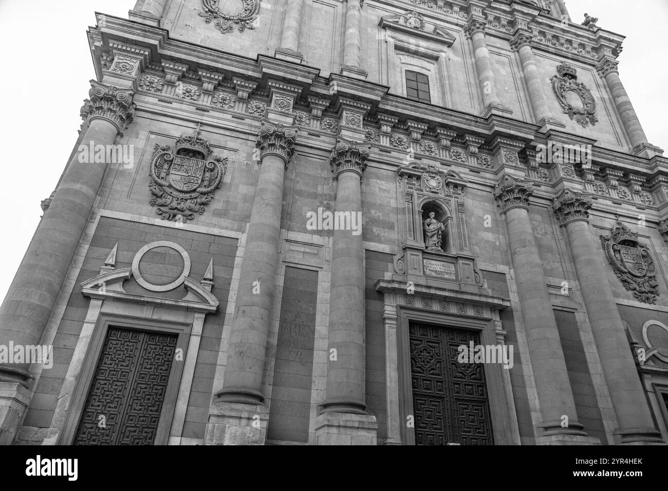 La Clerecia ist ein barockes Gebäude des ehemaligen königlichen Kollegiums des Heiligen Geistes der Gesellschaft Jesu, das zwischen dem 17. Und 18. Jahrhundert erbaut wurde. Stockfoto