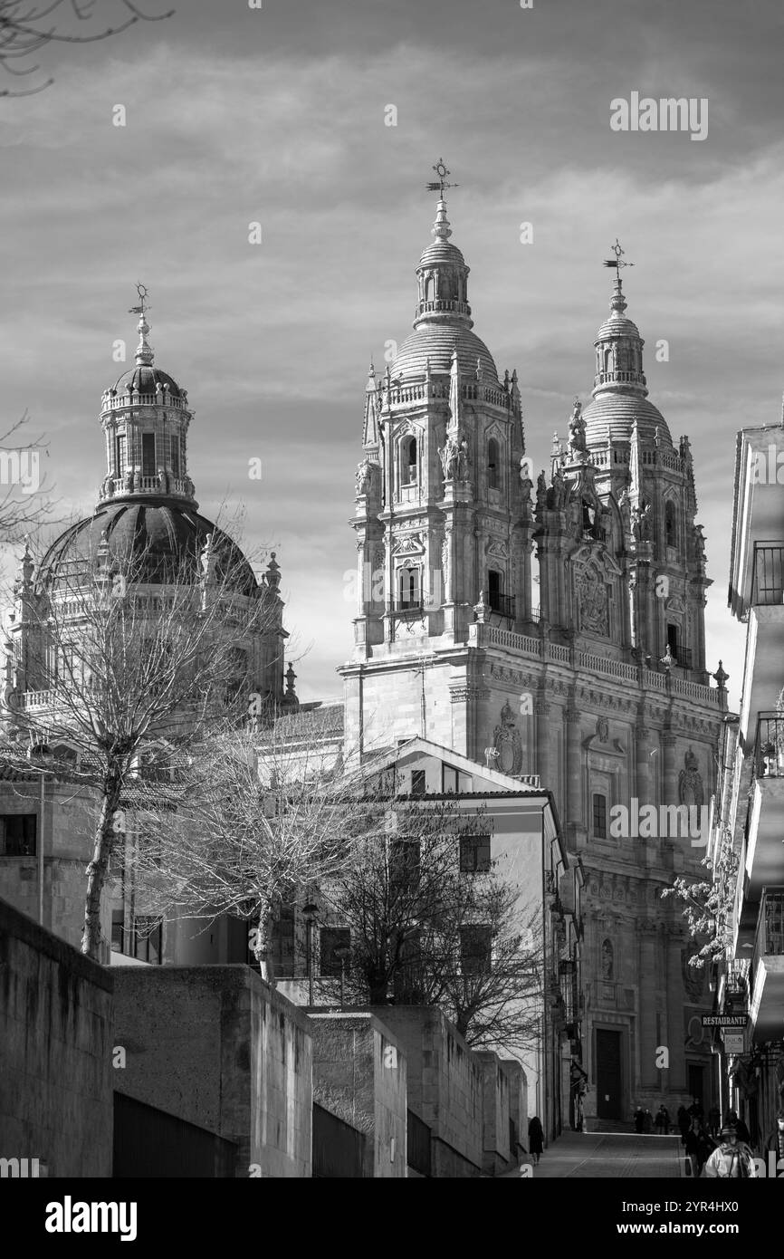 Salamanca, Spanien - 20. FEBRUAR 2022: La Clerecia ist ein barockes Gebäude des ehemaligen Königlichen Kollegiums des Heiligen Geistes der Gesellschaft Jesu, das zwischen beiden errichtet wurde Stockfoto