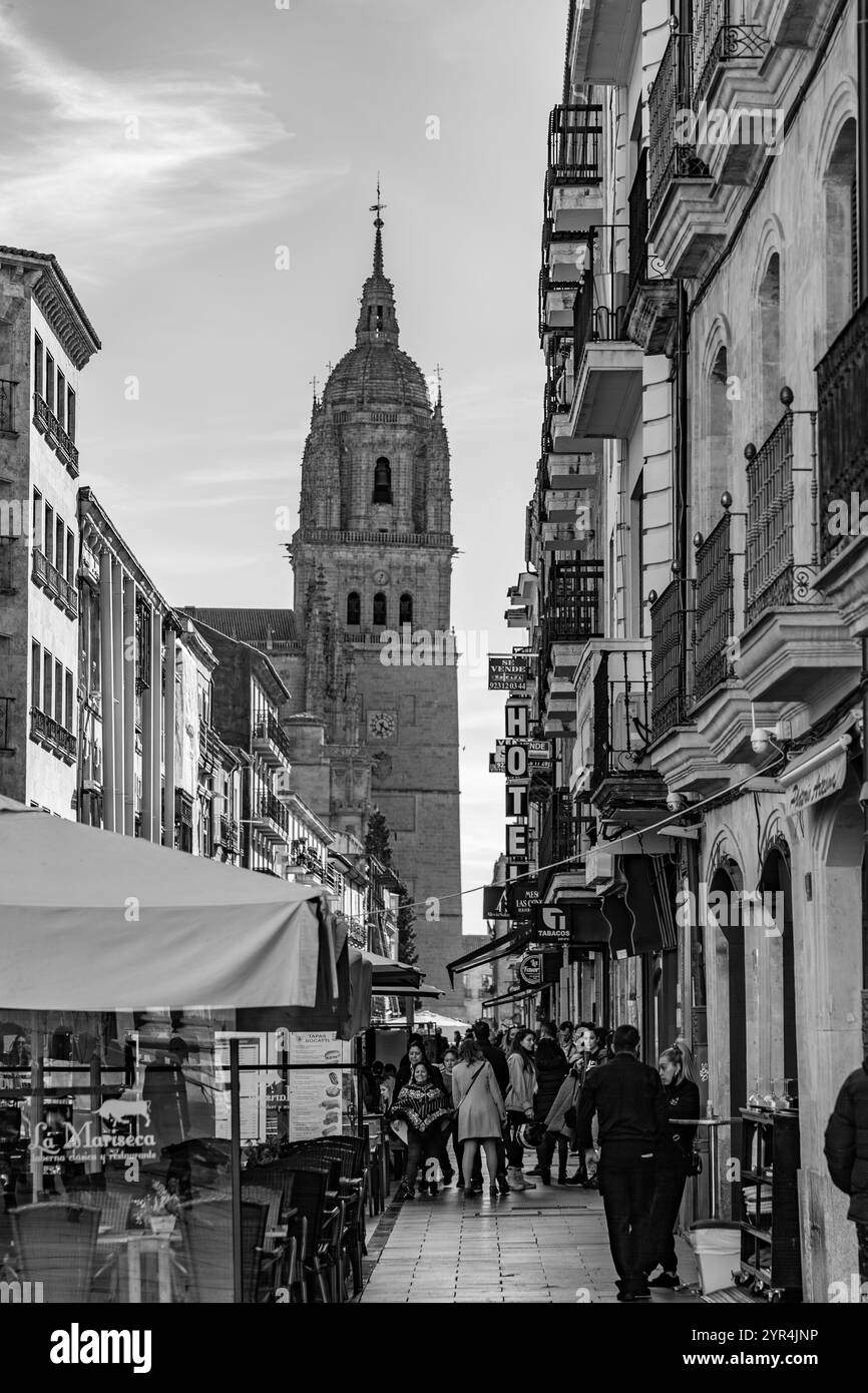 Salamanca, Spanien - 20. FEBRUAR 2022: La Clerecia ist ein barockes Gebäude des ehemaligen Königlichen Kollegiums des Heiligen Geistes der Gesellschaft Jesu, das zwischen beiden errichtet wurde Stockfoto