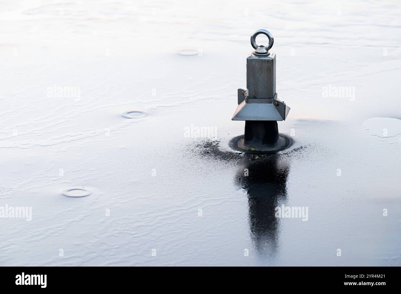 Parabelantenne-Anker reflektiert auf einem flachen Dach in der Region Brüssel-Hauptstadt, Belgien Stockfoto