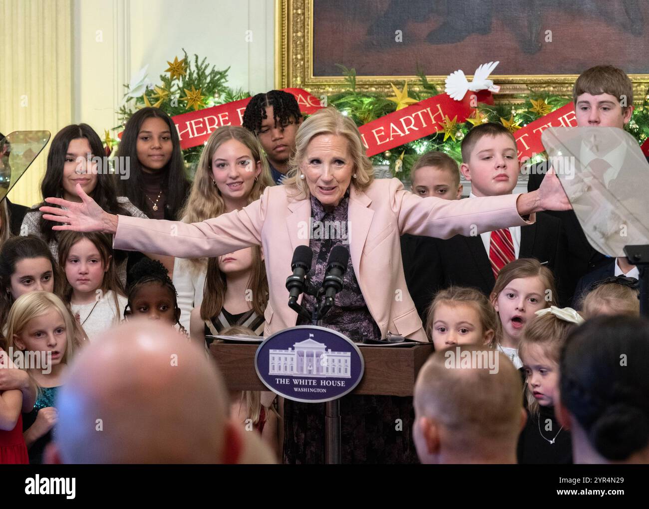 Washington DC, USA. Dezember 2024. First Lady Dr. Jill Biden schließt ihre Ausführungen an die Nationalgarde-Familien aus dem ganzen Land, die als erste öffentliche Mitglieder die Weihnachtsdekoration des Weißen Hauses 2024 im Rahmen ihrer Initiative „Jointing Forces“ sehen, nachdem die Pressesprehe der Ornamente am Montag, den 2. Dezember 2024, im State Dining Room des Weißen Hauses in Washington, DC, stattgefunden hat. Das diesjährige Weihnachtsthema lautet „Eine Saison des Friedens und des Lichts“. Dr. Biden antwortete: „Natürlich unterstütze ich die Begnadigung meines Sohnes“, als er gefragt wurde, um Hunter Bidens Begnadigung zu kommentieren. Kredit: Ron Sachs/C Stockfoto