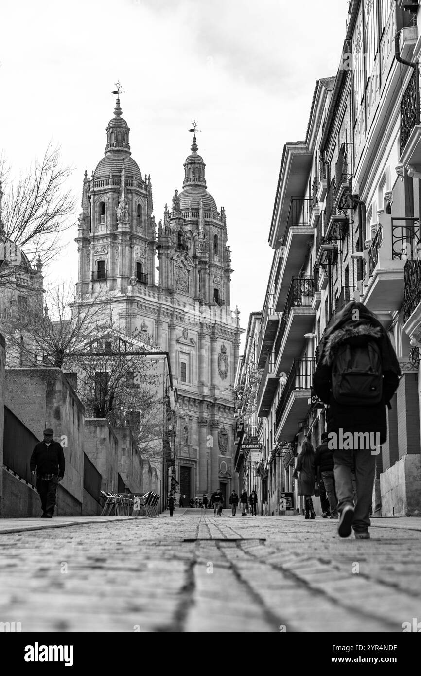 Salamanca, Spanien - 20. FEBRUAR 2022: La Clerecia ist ein barockes Gebäude des ehemaligen Königlichen Kollegiums des Heiligen Geistes der Gesellschaft Jesu, das zwischen beiden errichtet wurde Stockfoto