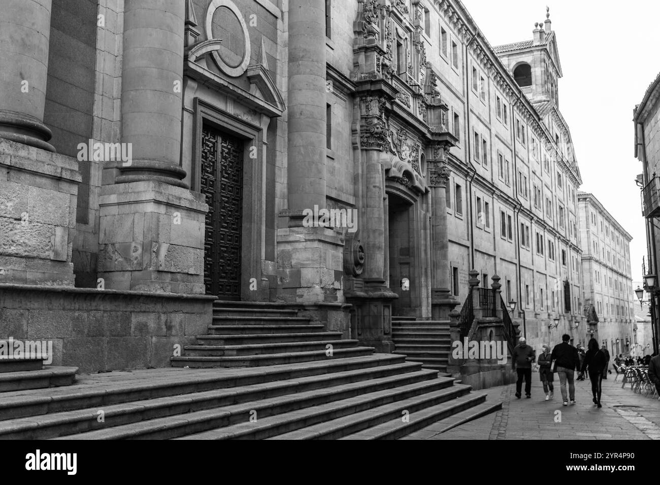 Salamanca, Spanien - 20. FEBRUAR 2022: La Clerecia ist ein barockes Gebäude des ehemaligen Königlichen Kollegiums des Heiligen Geistes der Gesellschaft Jesu, das zwischen beiden errichtet wurde Stockfoto