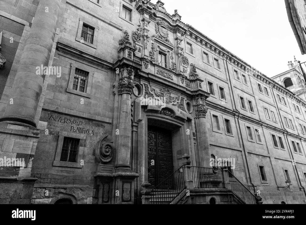 Salamanca, Spanien - 20. FEBRUAR 2022: La Clerecia ist ein barockes Gebäude des ehemaligen Königlichen Kollegiums des Heiligen Geistes der Gesellschaft Jesu, das zwischen beiden errichtet wurde Stockfoto