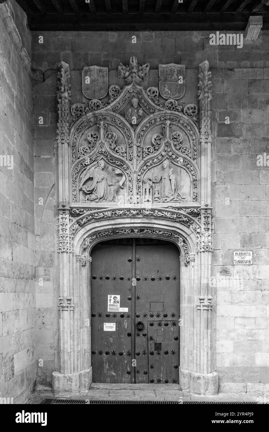 Salamanca, Spanien – 20. Februar 2022: Außenansicht der Pfarrkirche San Benito in der Altstadt von Salamanca, Spanien. Stockfoto