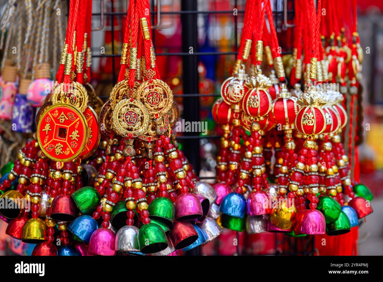 Singapur - 3. Juli 2024: Chinesische Laternen und Souvenirs, Chinatown Geschäfte, kulturelle Kulturattraktion Touristenziel Stockfoto