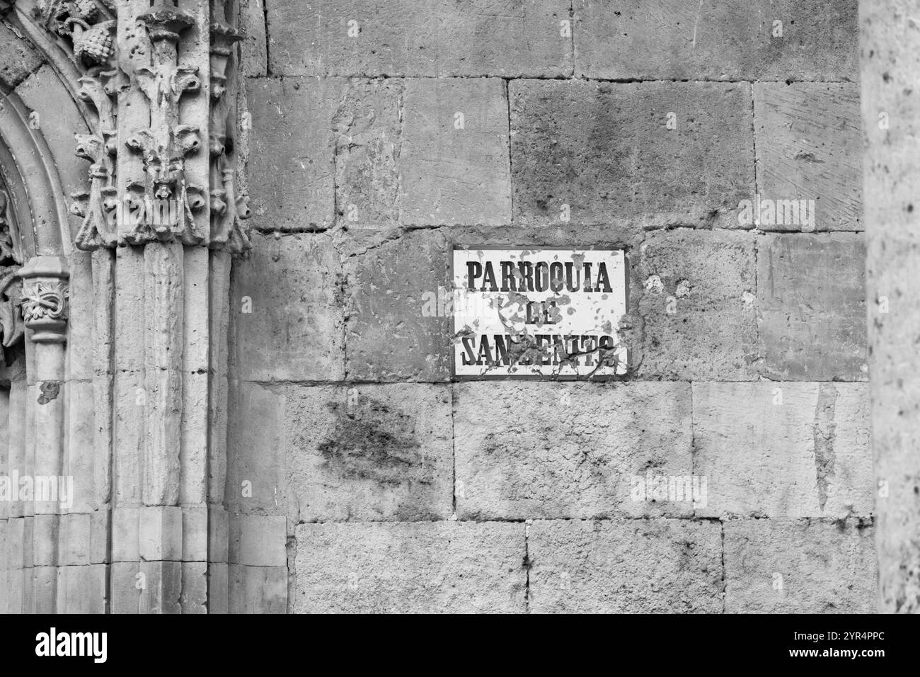 Salamanca, Spanien – 20. Februar 2022: Außenansicht der Pfarrkirche San Benito in der Altstadt von Salamanca, Spanien. Stockfoto