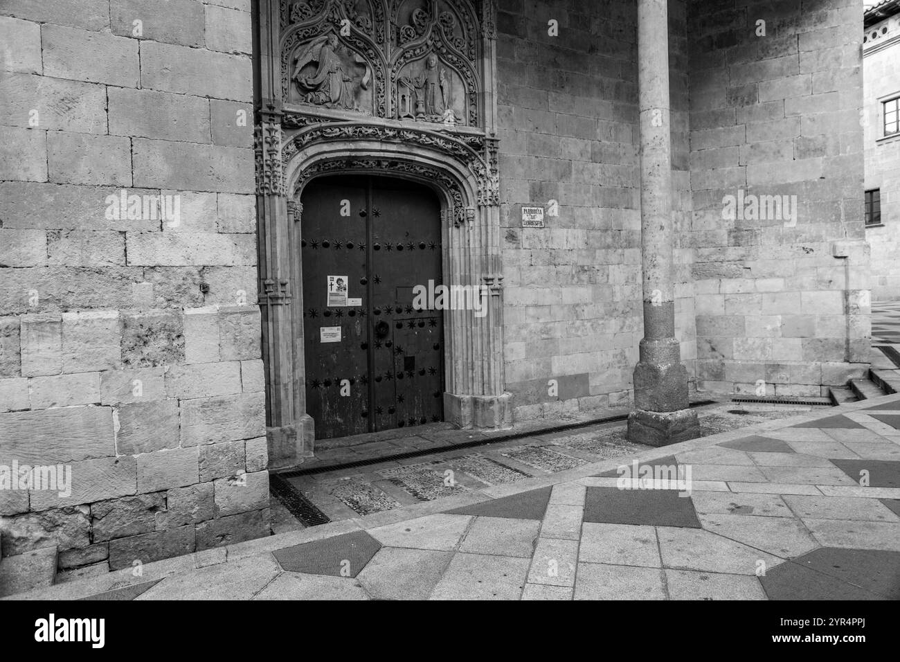 Salamanca, Spanien – 20. Februar 2022: Außenansicht der Pfarrkirche San Benito in der Altstadt von Salamanca, Spanien. Stockfoto