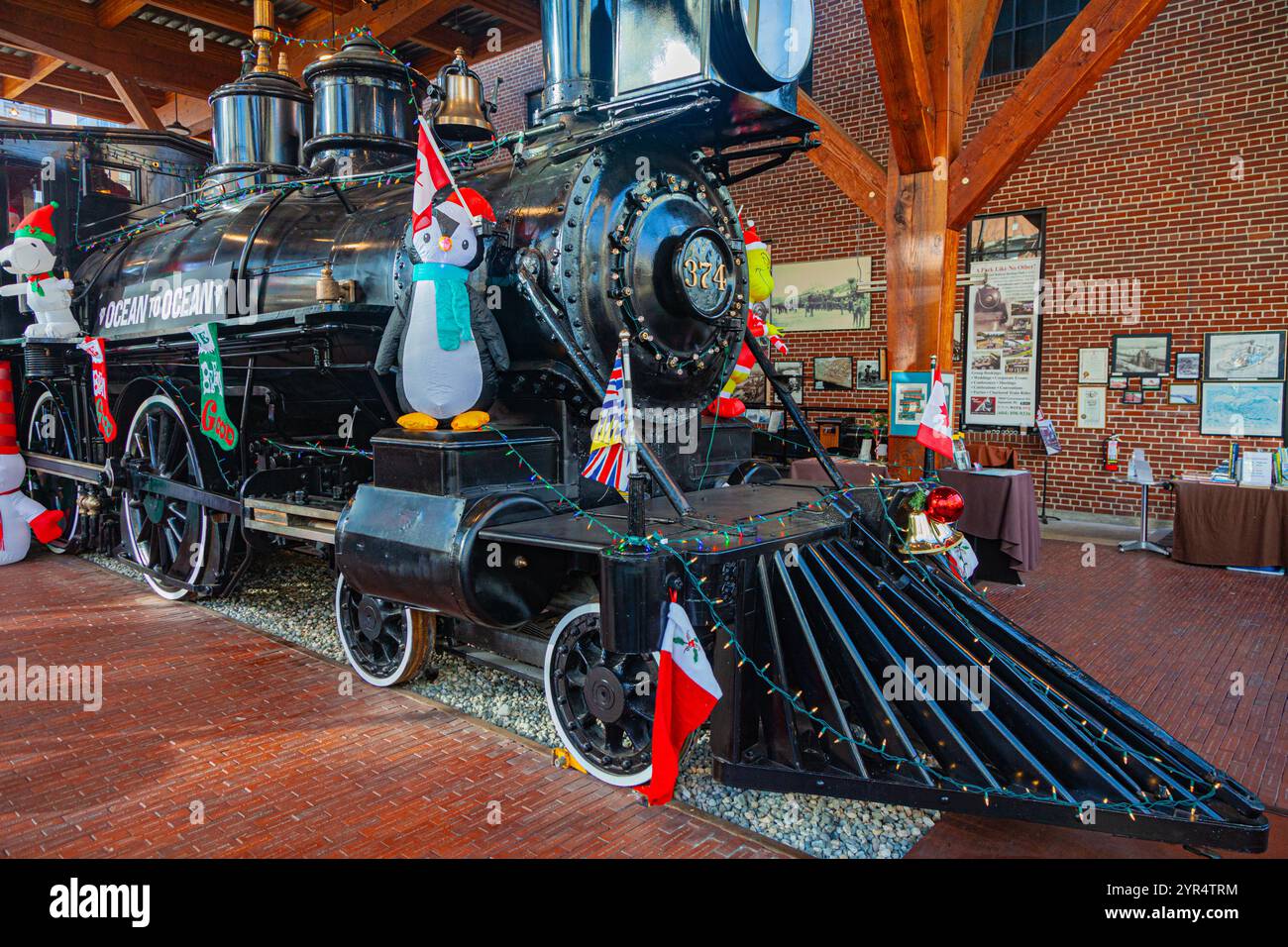 Heritage Lokomotive 374 in Weihnachtskleidung im Yaletown Roundhouse in Vancouver, Kanada Stockfoto