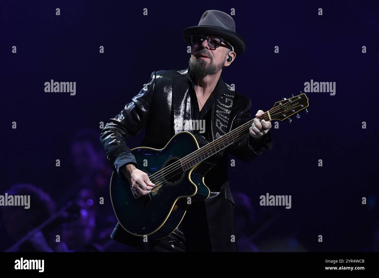 Night of the Proms am 01.12.2024 in der Rudolf Weber-Arena in Oberhausen der britische Musiker, Gitarrist, Komponist und Produzent David Allan Dave Stewart Eurythmics stehen am 01.12.2024 in der Rudolf Weber-Arena in Oberhausen auf der Bühne. Eine kommerzielle Nutzung ist verboten *** Nacht der Proms am 01 12 2024 in der Rudolf Weber Arena in Oberhausen der britische Musiker, Gitarrist, Komponist und Produzent David Allan Dave Stewart Eurythmics wird am 01 12 2024 in der Rudolf Weber Arena in Oberhausen auf der Bühne sein Stockfoto