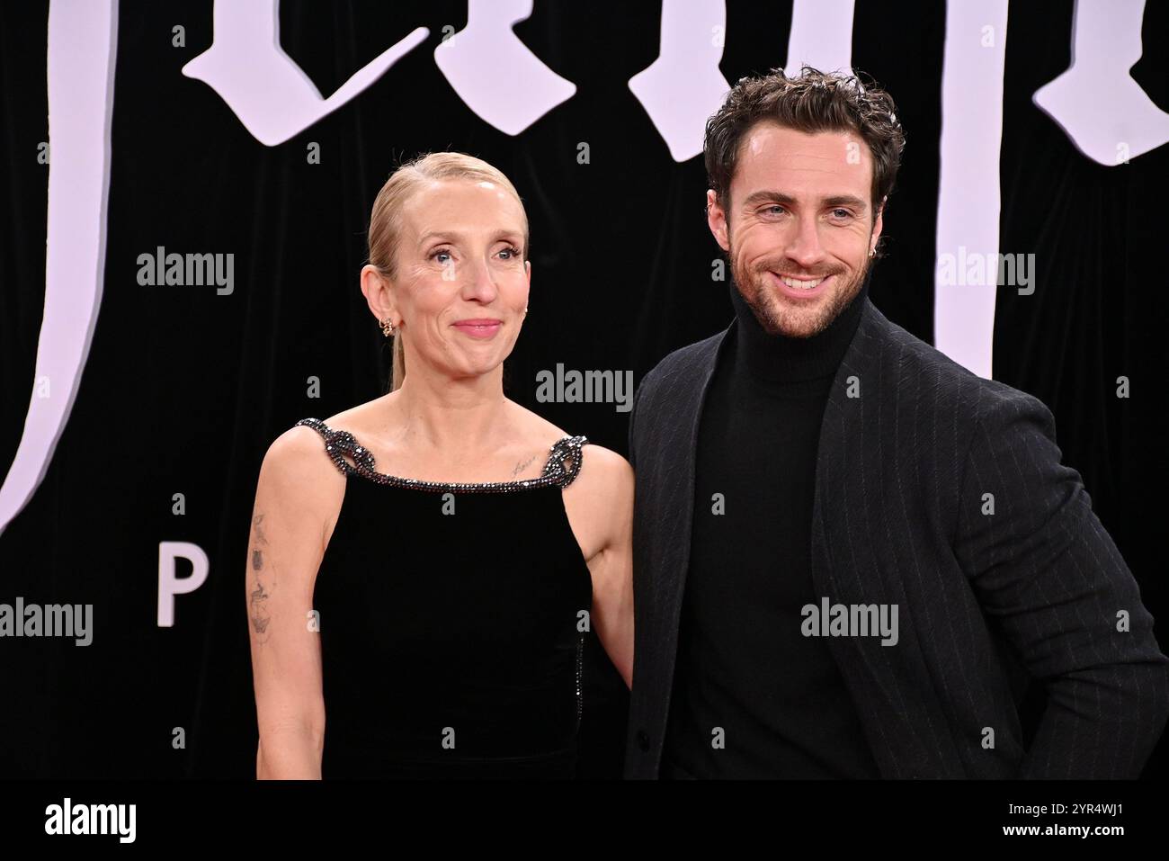 Aaron Taylor-Johnson und seine Ehefrau Sam Taylor-Johnson bei der ‚Nosferatu - der Untote“ Filmpremiere am 2.12.2024 in Berlin Stockfoto