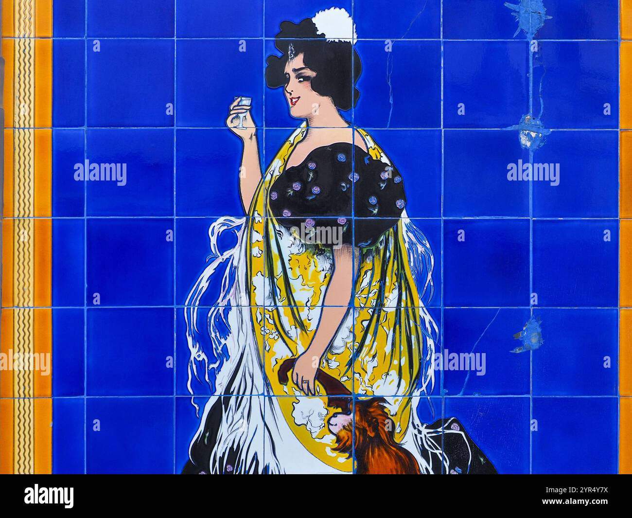 Traditionelles Spanisch, glasierte Keramikfliesen, Nahaufnahme. Dekorativ lackierte Fliesen. Farbenfrohe Azulejos. Kunstvolles Muster, für Design, Hintergrund. Merida, Spanien. Stockfoto