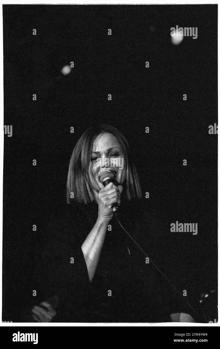 BELINDA CARLISLE, KONZERT, 2002: 80er Jahre Poplegende Belinda Carlisle live in der Cardiff International Arena CIA in Cardiff, Wales, Großbritannien am 18. April 2002. Foto: Rob Watkins. INFO: Belinda Carlisle ist eine US-amerikanische Sängerin und Songwriterin, bekannt als Leadsängerin der Go-Go's und für ihre erfolgreiche Solokarriere. Ihre Hits wie „Heaven is a Place on Earth“ zeigen ihren Pop-Rock-Stil und ihre kraftvollen Vocals. Stockfoto