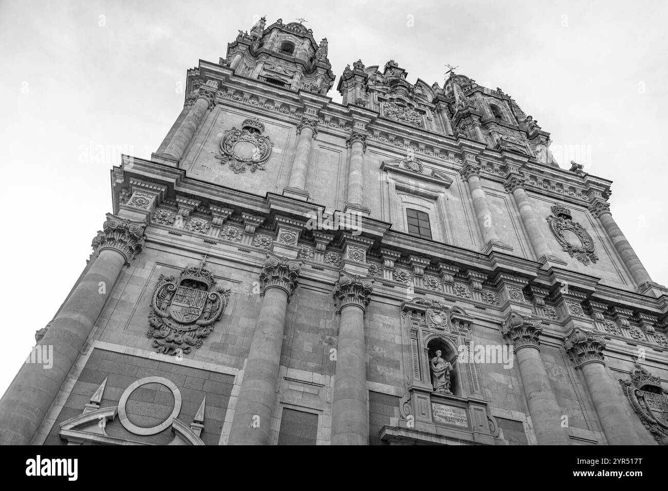 La Clerecia ist ein barockes Gebäude des ehemaligen königlichen Kollegiums des Heiligen Geistes der Gesellschaft Jesu, das zwischen dem 17. Und 18. Jahrhundert erbaut wurde. Stockfoto