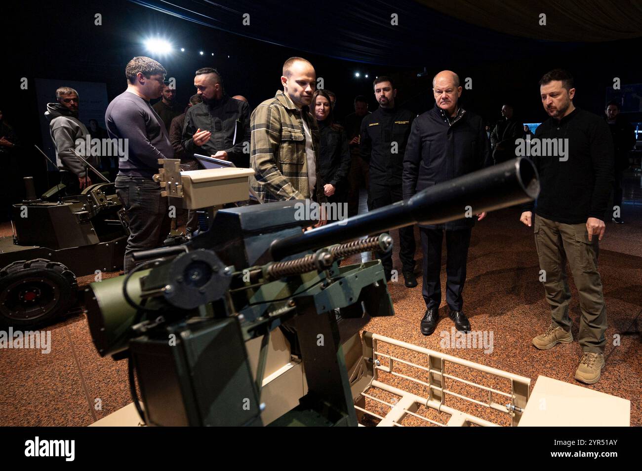 Kiew, Ukraine. Dezember 2024. Der ukrainische Präsident Wolodymyr Zelenskyj rechts und der deutsche Bundeskanzler Olaf Schotz 2. Rechts sehen ein robotisches Bodenwaffensystem, das in der Ukraine mit deutscher Technologie hergestellt wurde, 2. Dezember 2024 in Kiew, Ukraine. Kredit: Ukrainischer Ratsvorsitz/Pressestelle Des Ukrainischen Präsidenten/Alamy Live News Stockfoto