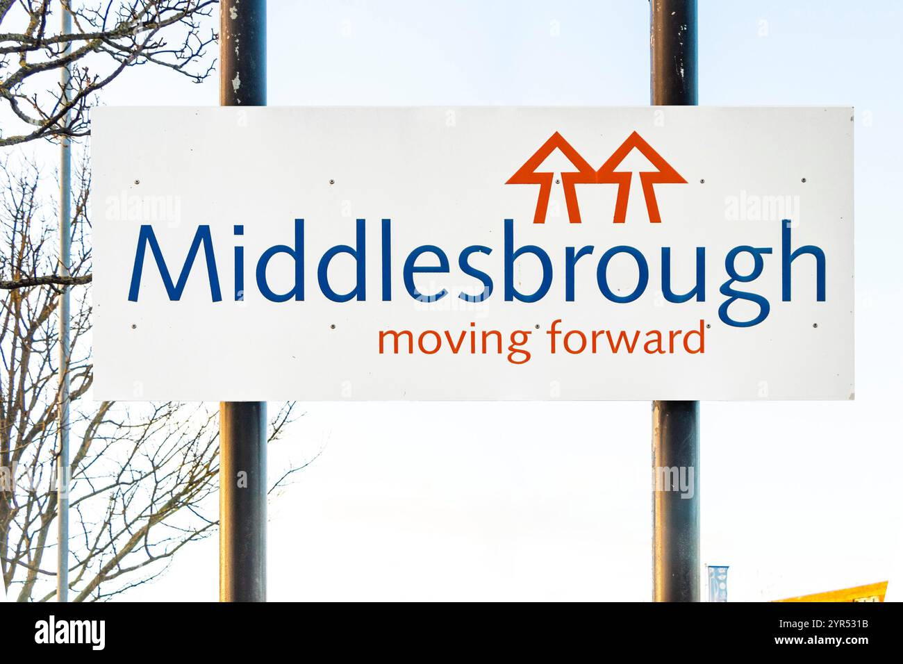 Schild mit „Middlesbrough Moving Forward“ und zwei Pfeilen nach oben, fotografiert im Freien vor einem klaren Himmel Teesside UK Stockfoto