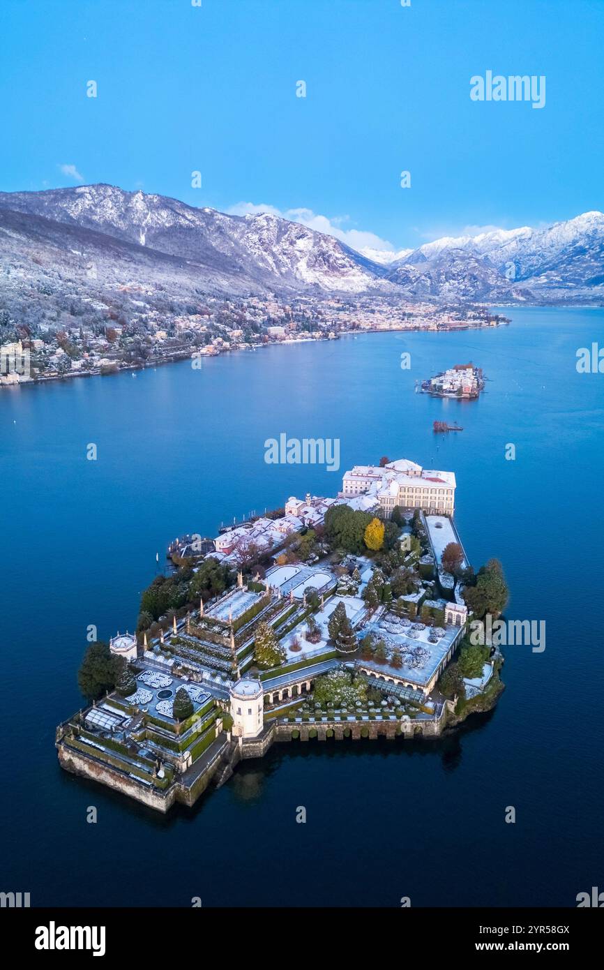 Aus der Vogelperspektive der Borromäischen Inseln während eines Wintersonnenaufgangs nach einem Schneefall. Stresa, Lago Maggiore, Verbano Cusio Ossola District, Piemont, Italien. Stockfoto