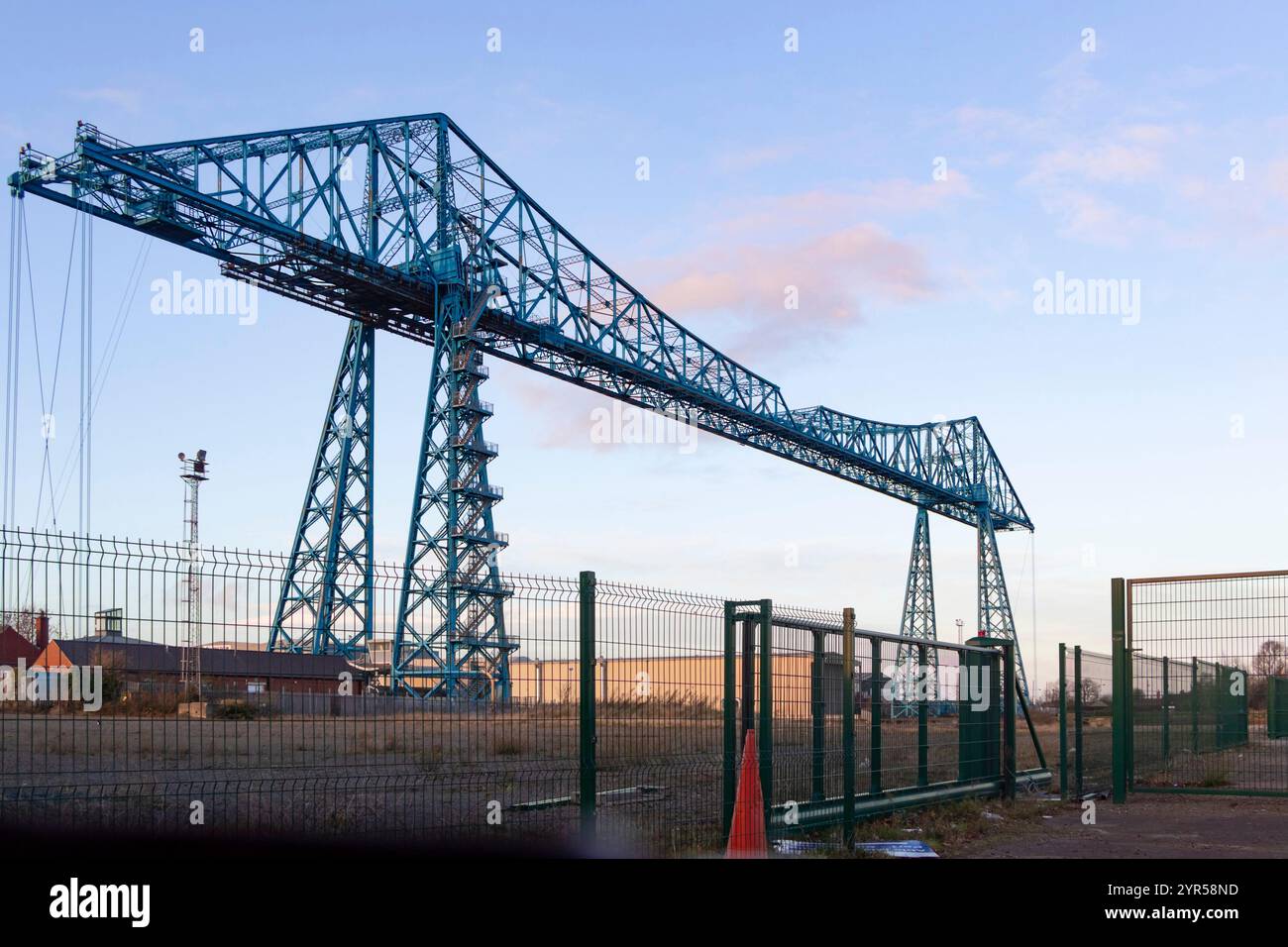 Stillgelegte große blaue Transporterbrücke vulcan Street eine ruhige Industrielandschaft middlesbrough Teesside UK Abenduntergang Stockfoto