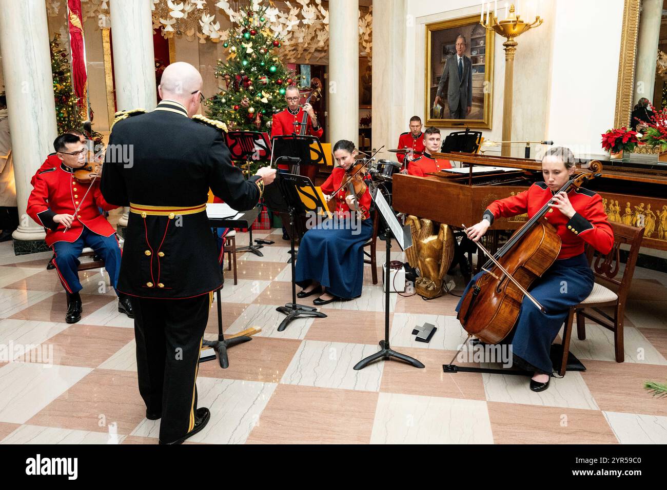 Washington, Usa. Dezember 2024. „The President's Own“ United States Marine Band im Grand Foyer bei einer Vorschau auf die Weihnachtsdekoration im Weißen Haus. (Foto: Michael Brochstein/SIPA USA) Credit: SIPA USA/Alamy Live News Stockfoto