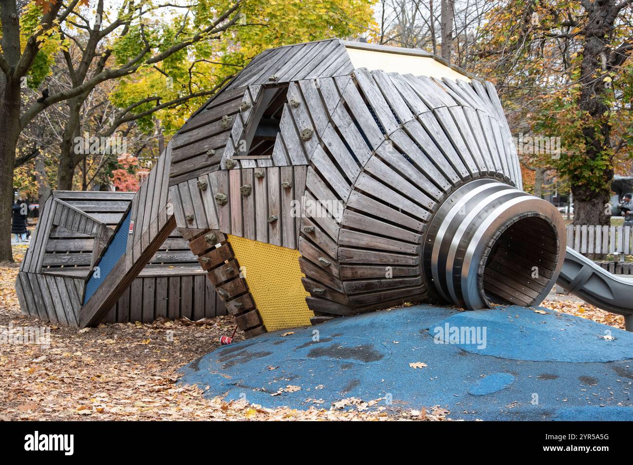 Spielgeräte in Form einer Tintenflasche im Grange Park in der Beverley Street in der Innenstadt von Toronto, Ontario, Kanada Stockfoto