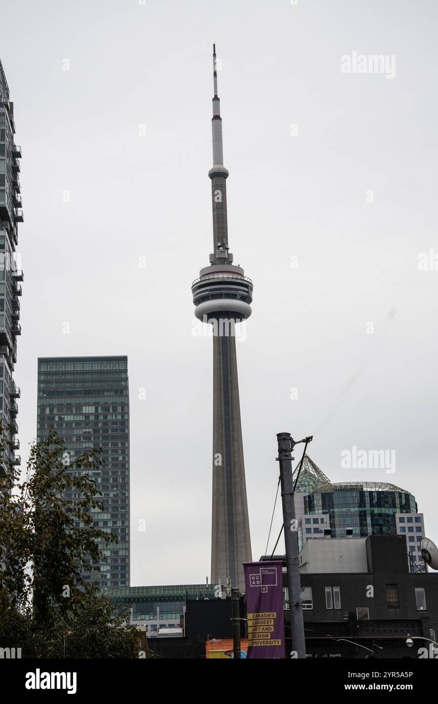 CN Tower vom Grange Park auf der Beverley Street im Zentrum von Toronto, Ontario, Kanada Stockfoto