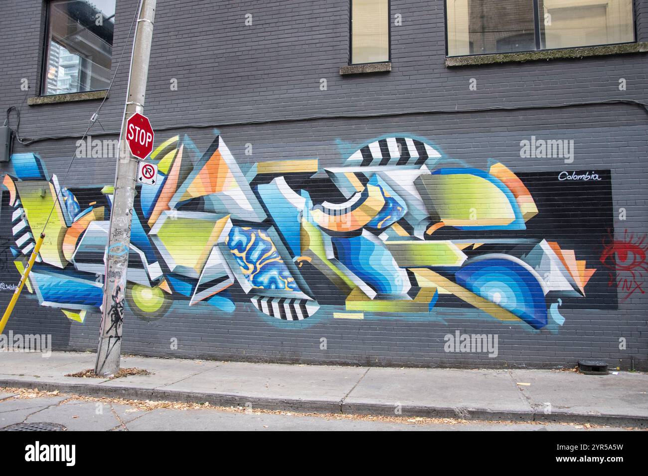 Kolumbien geometrisches abstraktes Wandgemälde an der McCaul Street in der Innenstadt von Toronto, Ontario, Kanada Stockfoto