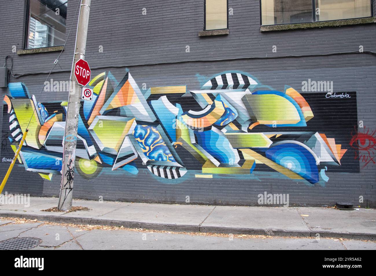Kolumbien geometrisches abstraktes Wandgemälde an der McCaul Street in der Innenstadt von Toronto, Ontario, Kanada Stockfoto
