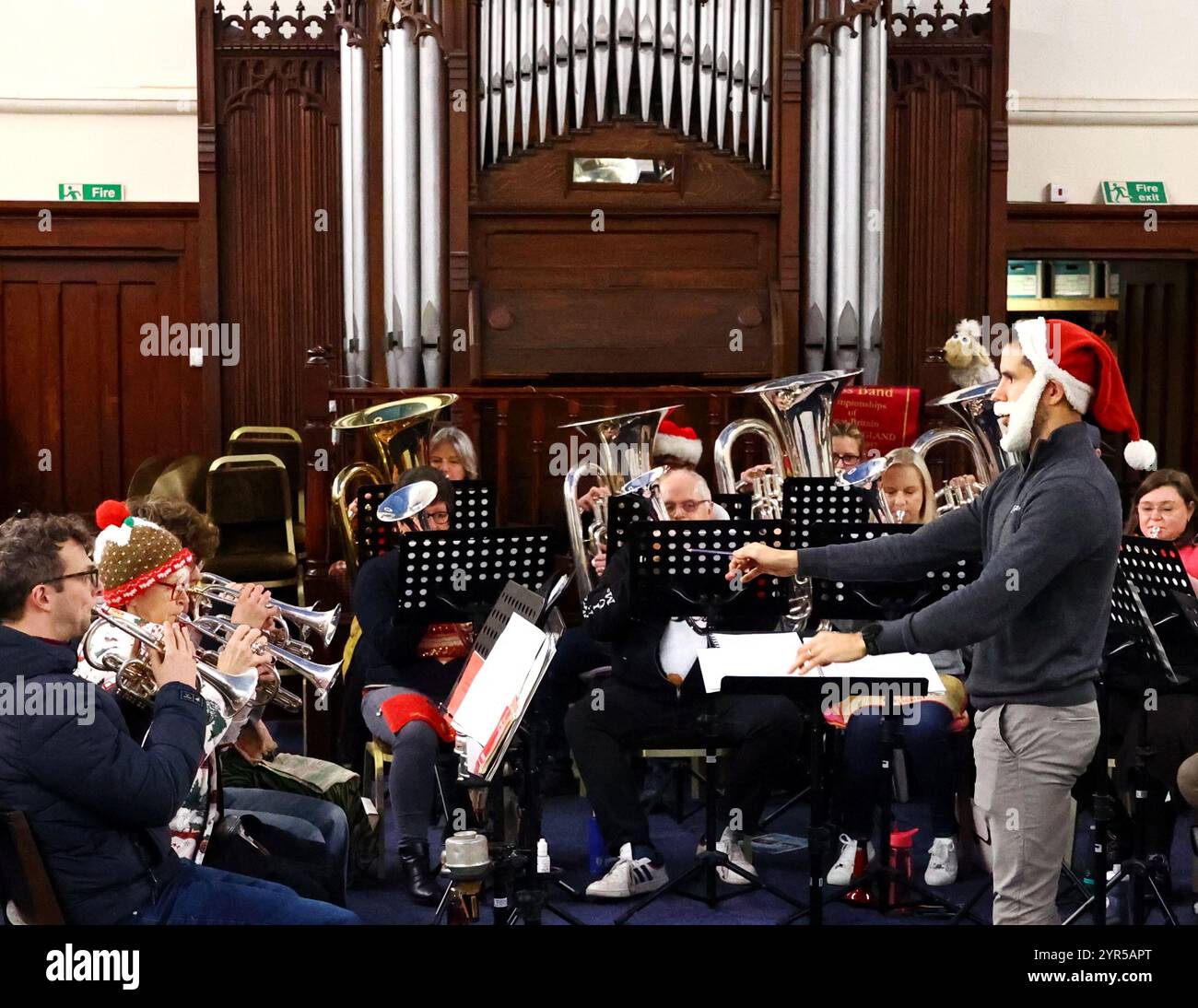 Lympstone, Devon, Großbritannien. Dezember 2024. Lympstone Band warm Up for Christmas bei der Bandprobe in Lympstone. Sie wurde 1889 gegründet und ist eine erste Blaskapelle. Credit Nidpor/Lympstone Band Credit: Nidpor/Alamy Live News Stockfoto