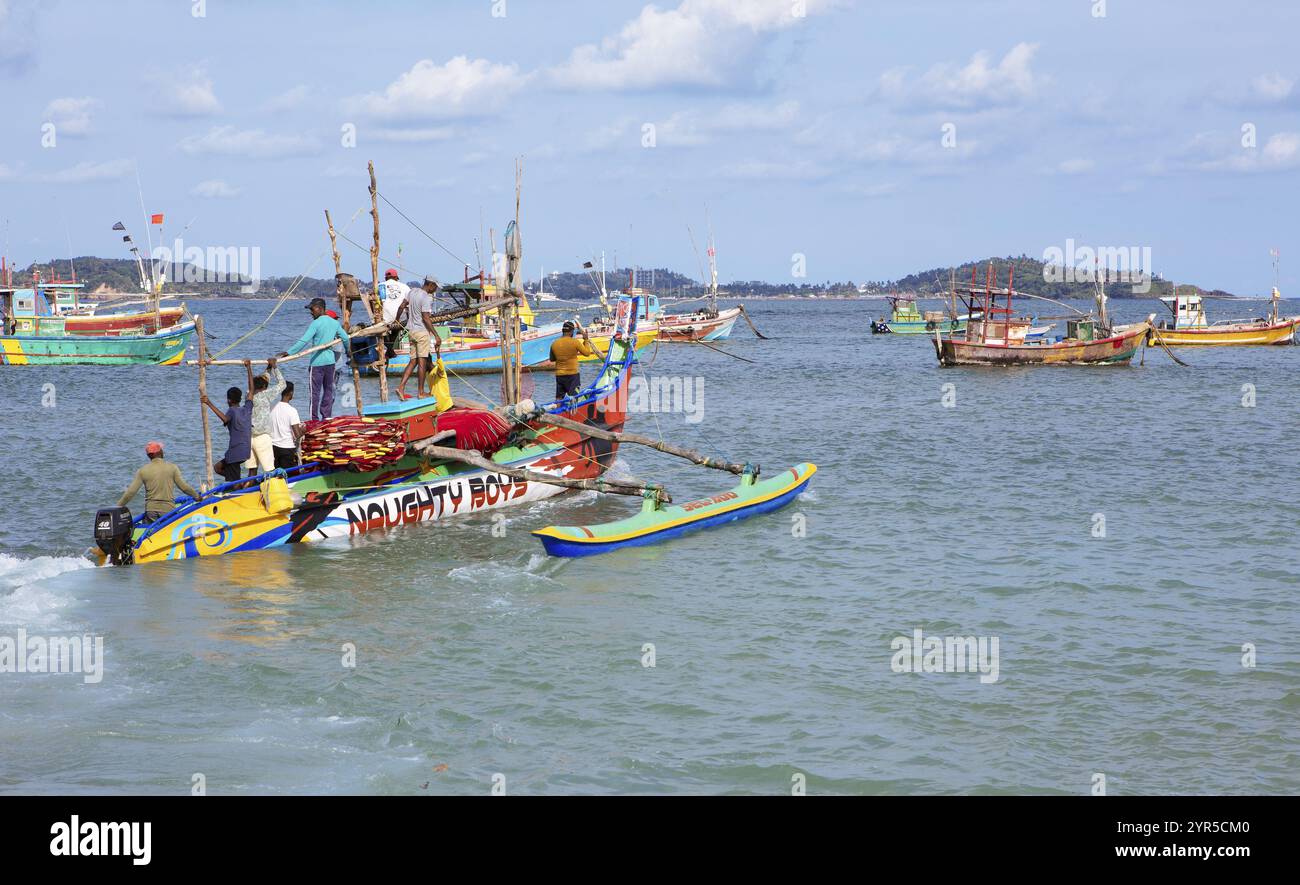 Sri-lankische Fischer auf farbenfrohen Auslegerbooten auf dem Indischen Ozean, Kapparatota, Matara, Südprovinz, Sri Lanka, Asien Stockfoto