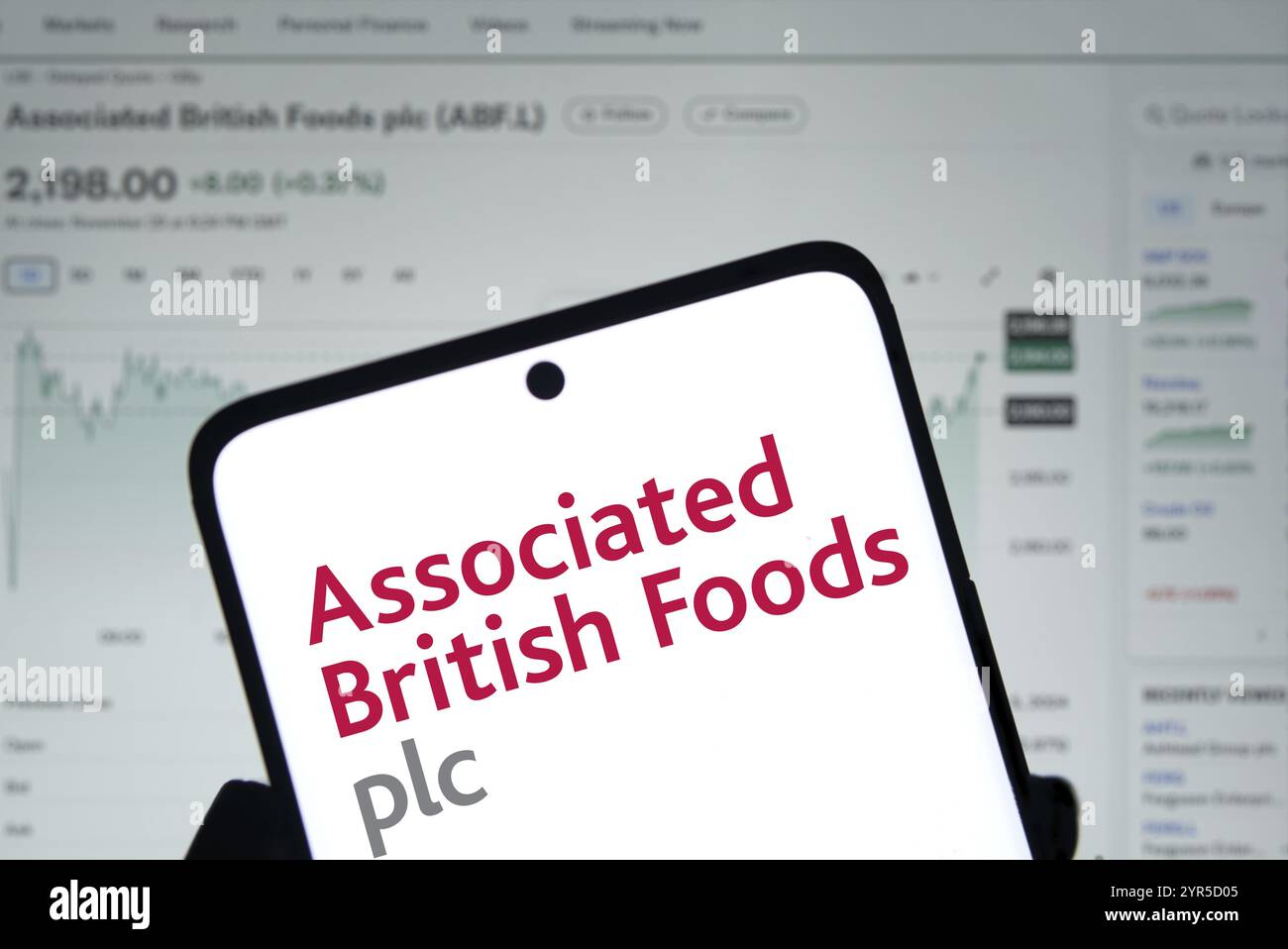 Das zugehörige Logo von british Foods plc wird auf dem Smartphone angezeigt. Associated British Foods plc ist ein britisches multinationales Unternehmen für Lebensmittelverarbeitung und -Einzelhandel Stockfoto