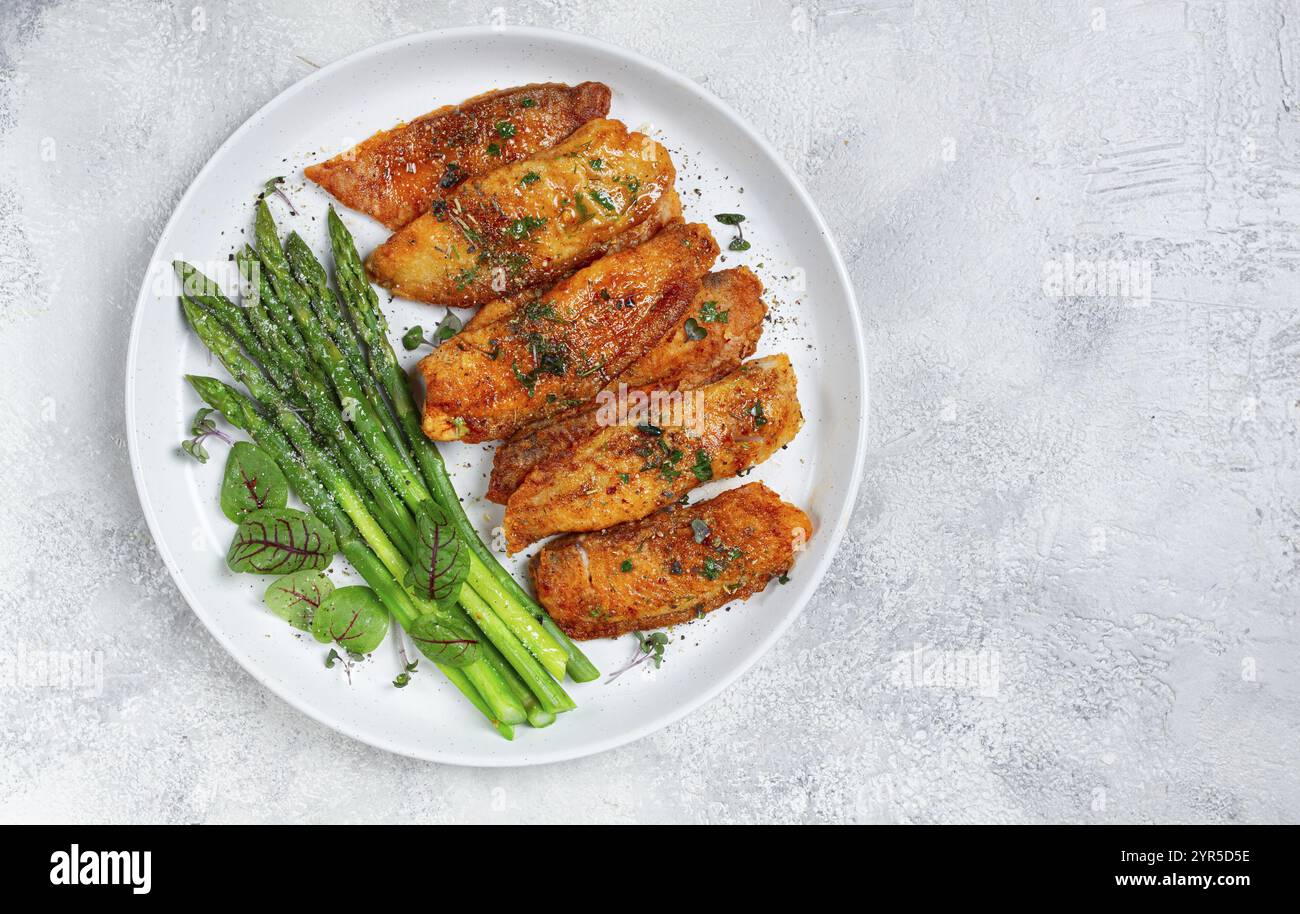 Frittiertes Fischfilet, Tilapia mit Spargel, hausgemacht, keine Leute Stockfoto