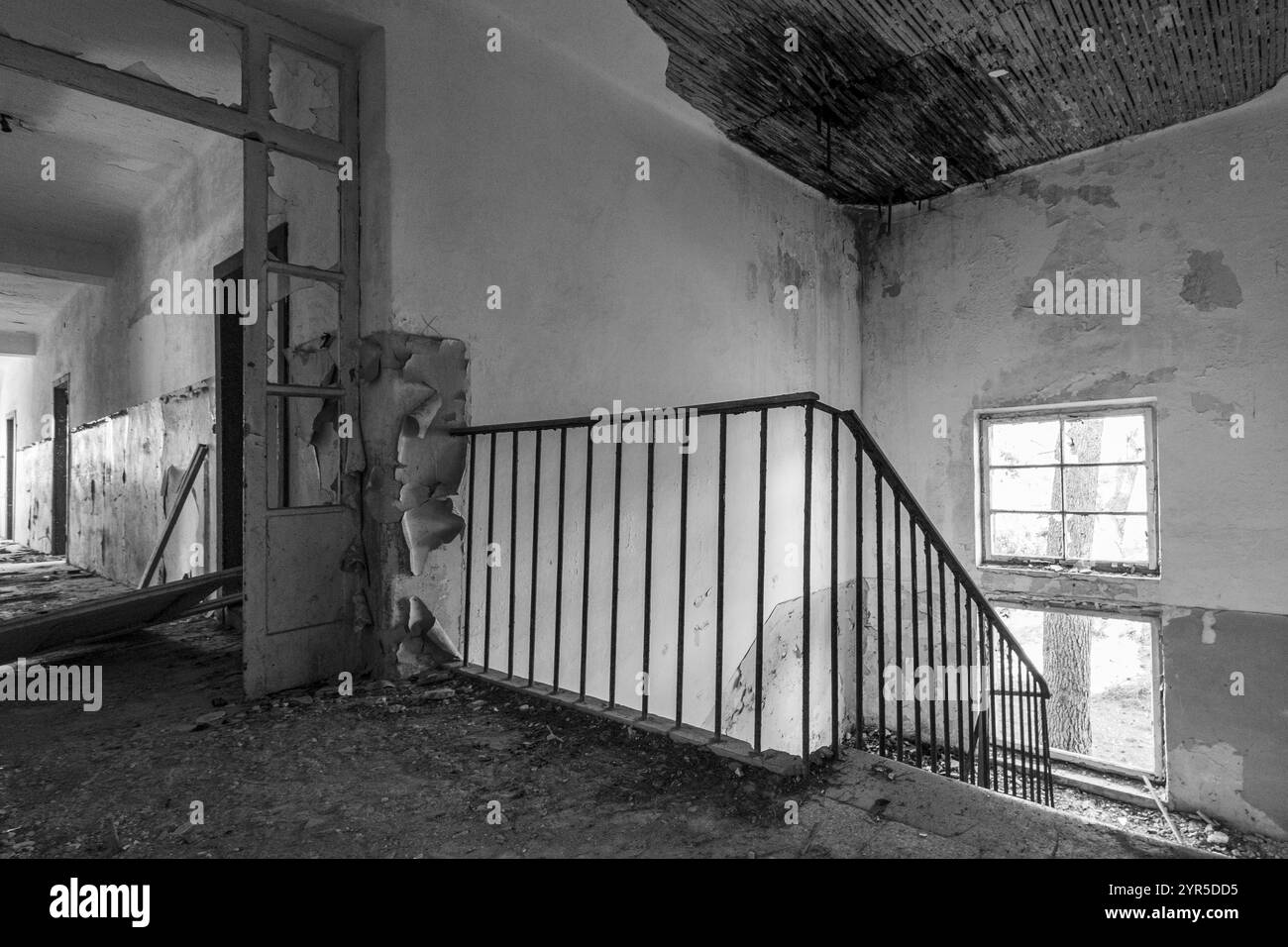 Heruntergekommene Treppe mit zerbröckelnden Wänden und kaputten Fenstern, Lost Place, Lastovo, Neretva, Kroatien, Europa Stockfoto