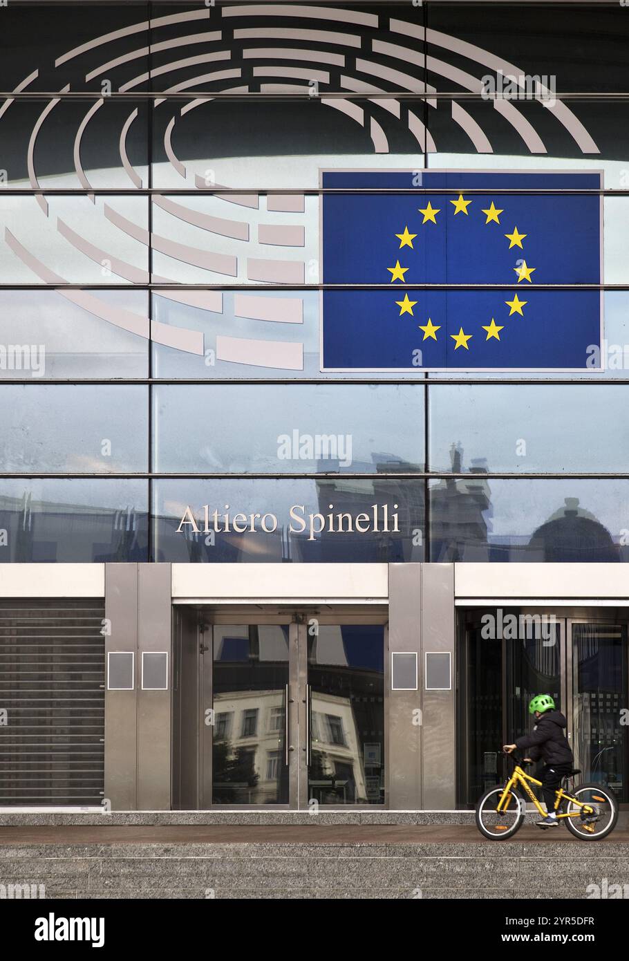 Eingang zum Altiero Spinelli-Gebäude mit dem Logo des Europäischen Parlaments, Brüssel, Belgien, Europa Stockfoto