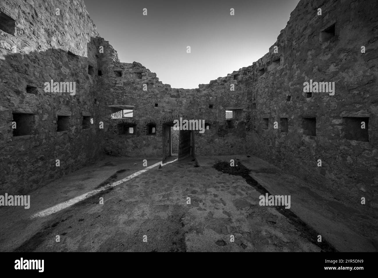 Verlassene Ruine in Schwarz-weiß mit einem alten Eingang und bröckelnden Mauern, Pag, Kroatien, Europa Stockfoto