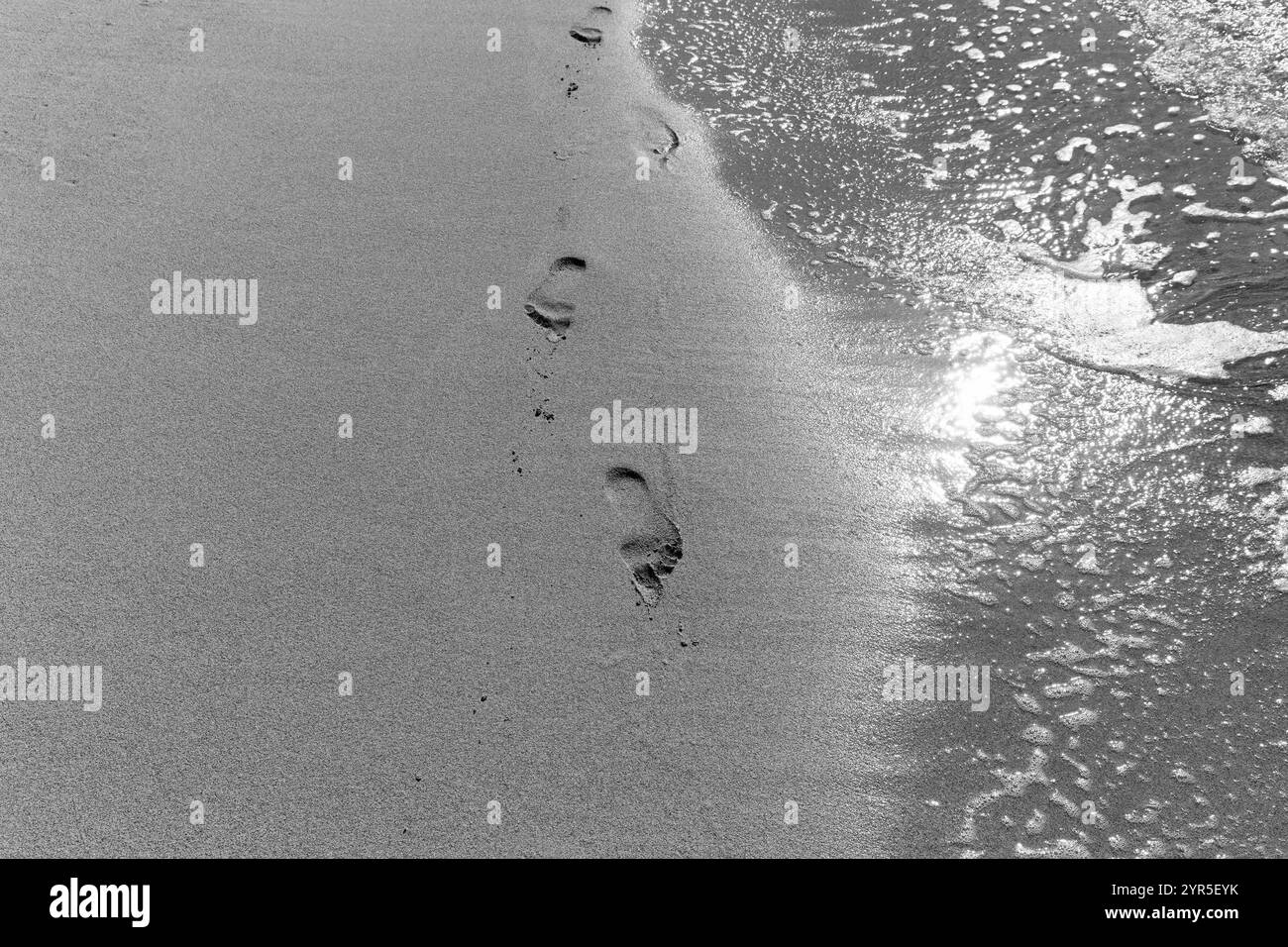 Fußabdruck im Sand, am Ufer, Simos Beach, freier Textbereich, Symbolfoto, gehen, Moment, Vergänglichkeit, Monochrom, Elafonisos, Ionisches Meer, Griechenland Stockfoto