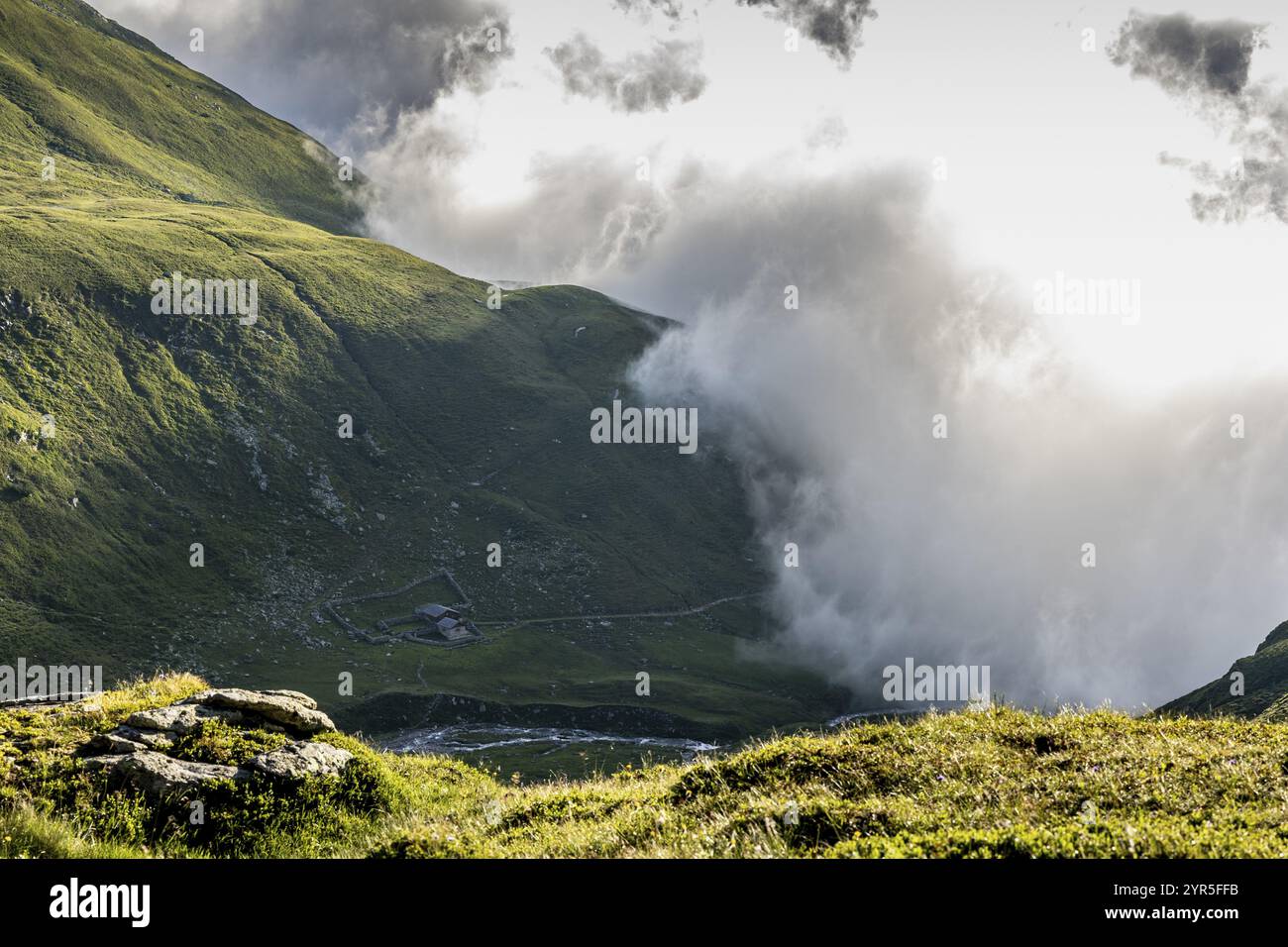 Dramatische Berglandschaft mit tief hängenden Wolken und grünen Tälern, Almhütte, Neukirchen am Grossvenediger, Salzburg, Österreich, Europa Stockfoto