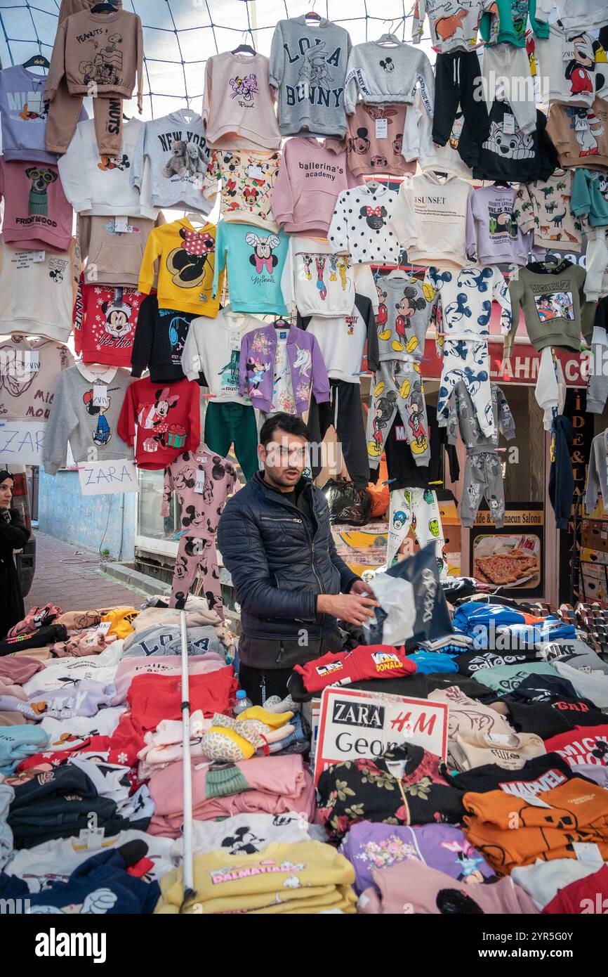 Istanbul, Türkei - 09. Juni 2022, Verkäufer von gefälschter Kleidung auf einem Markt in Istanbul, Türkei Stockfoto