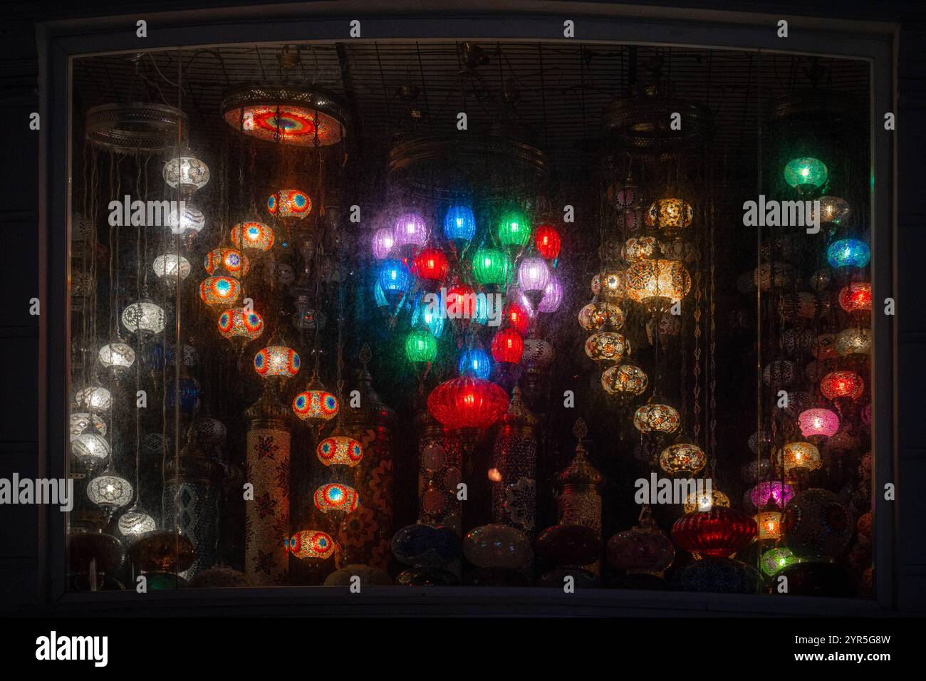 Erstaunlich traditionell handgefertigte türkische Lampen in Souvenir shop. Mosaik aus farbigem Glas. Leuchtet am Abend und schaffen eine gemütliche Atmosphäre. Stockfoto