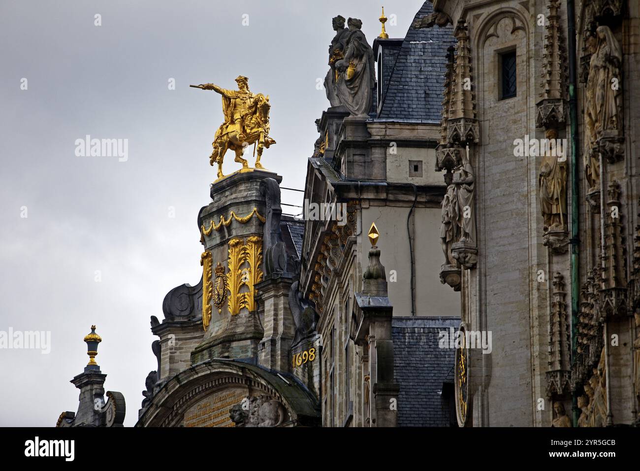 Der goldene Reiter Charles de Lorraine in der gildenhalle L'Arbre d'Or, Gilde der Brauer, Grand-Place, Grote Markt, Brüssel, Belgien, Europa Stockfoto