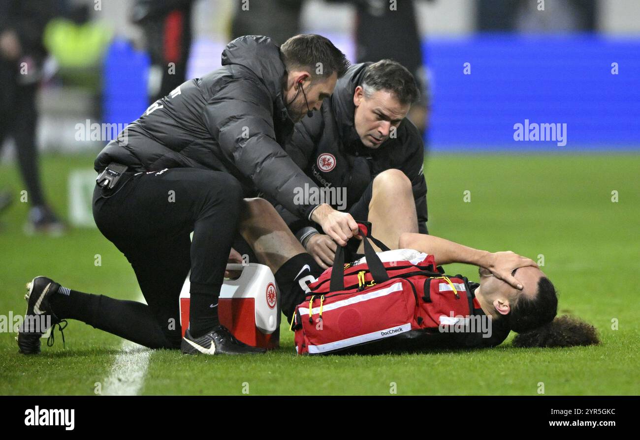 Arthur Theate Eintracht Frankfurt SGE (03) verletzt am Boden Coach Voith-Arena, Heidenheim, Baden-Württemberg, Deutschland, Europa Stockfoto